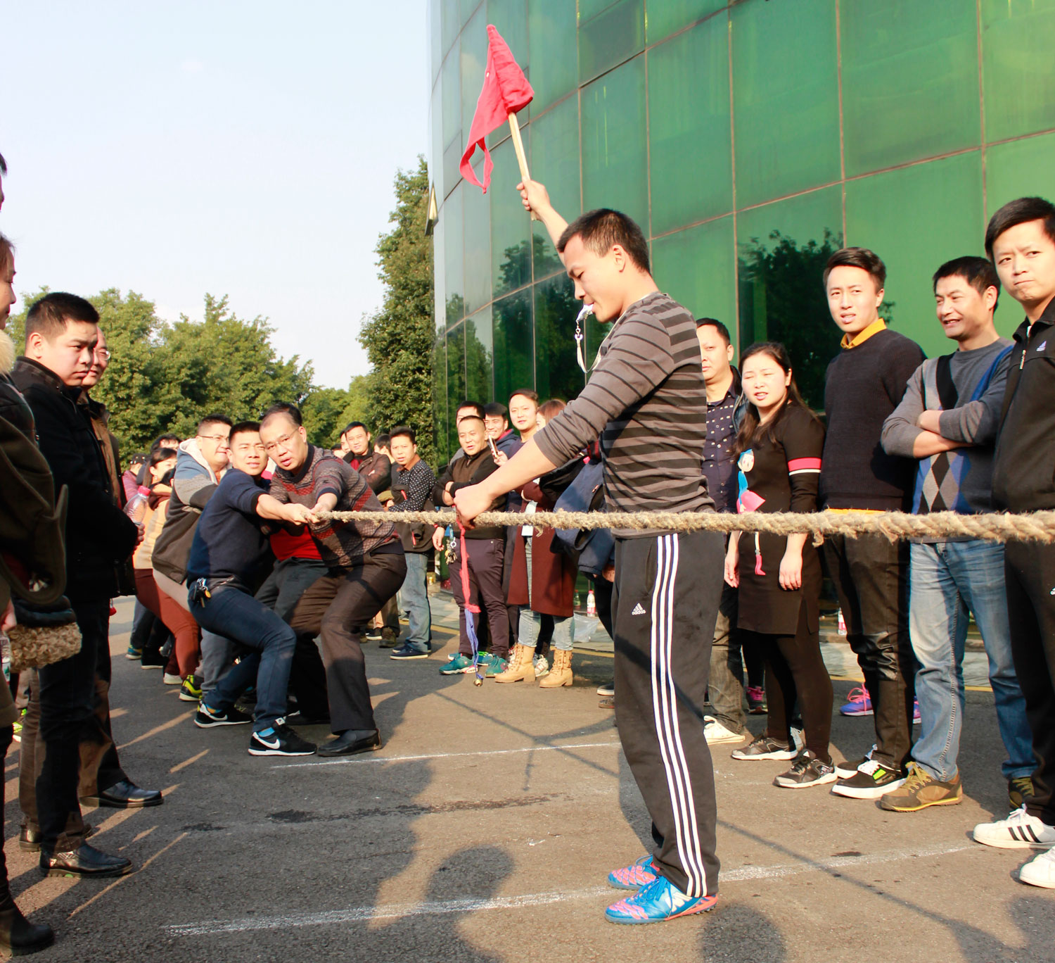 斗志昂揚共拔河 齊心協力創佳績