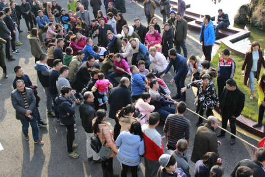 斗志昂揚共拔河 齊心協力創佳績