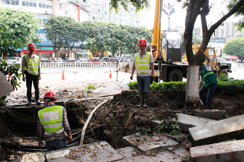 爭分奪秒齊奮戰  搶險鐵軍逞英豪