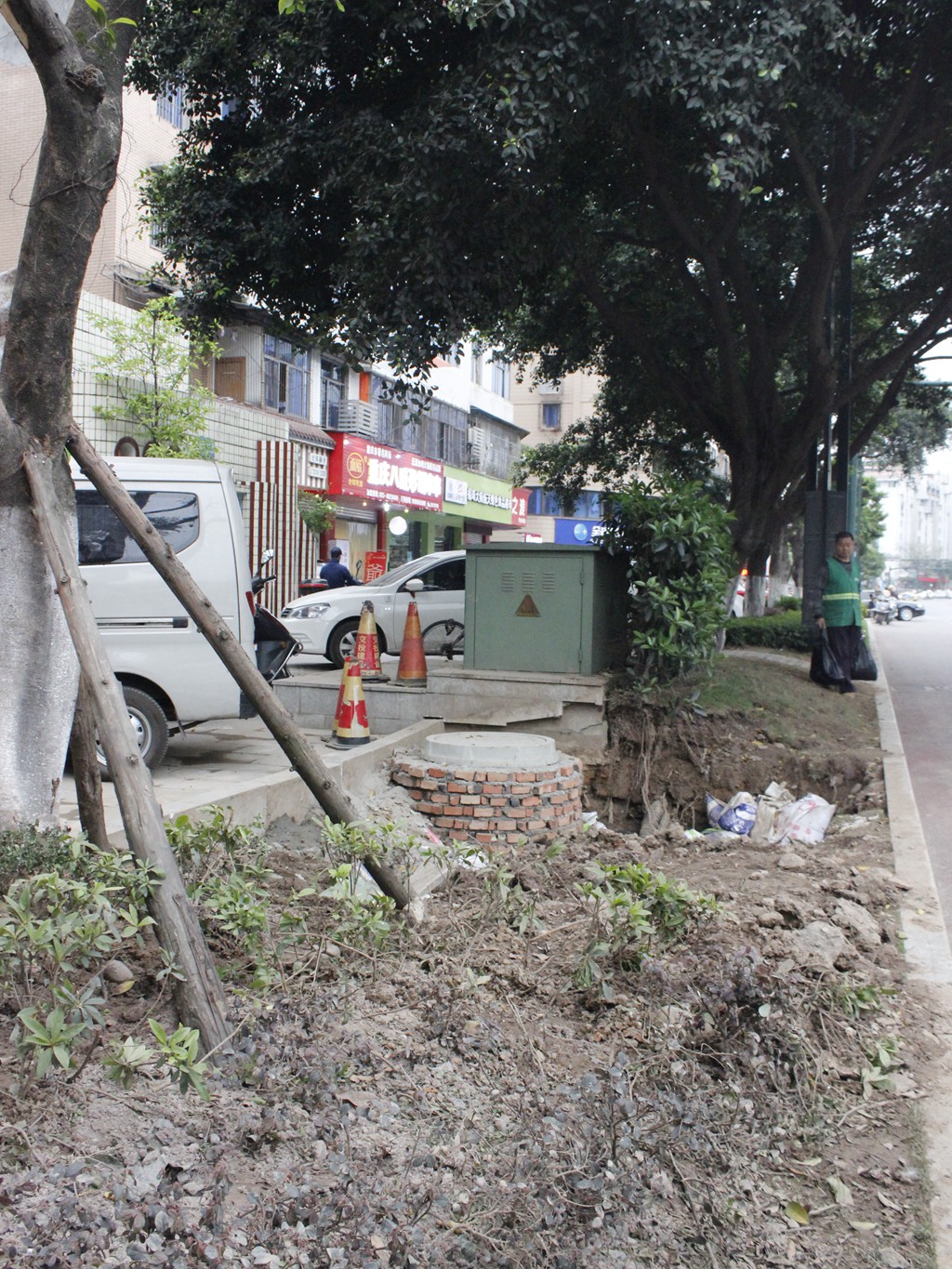 爭分奪秒齊奮戰  搶險鐵軍逞英豪