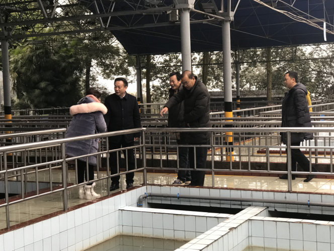 市水務局局長董大華一行到一水廠對一線員工進行春節慰問