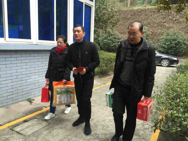 集團(tuán)公司領(lǐng)導(dǎo)大年三十到一水廠 慰問(wèn)一線(xiàn)職工