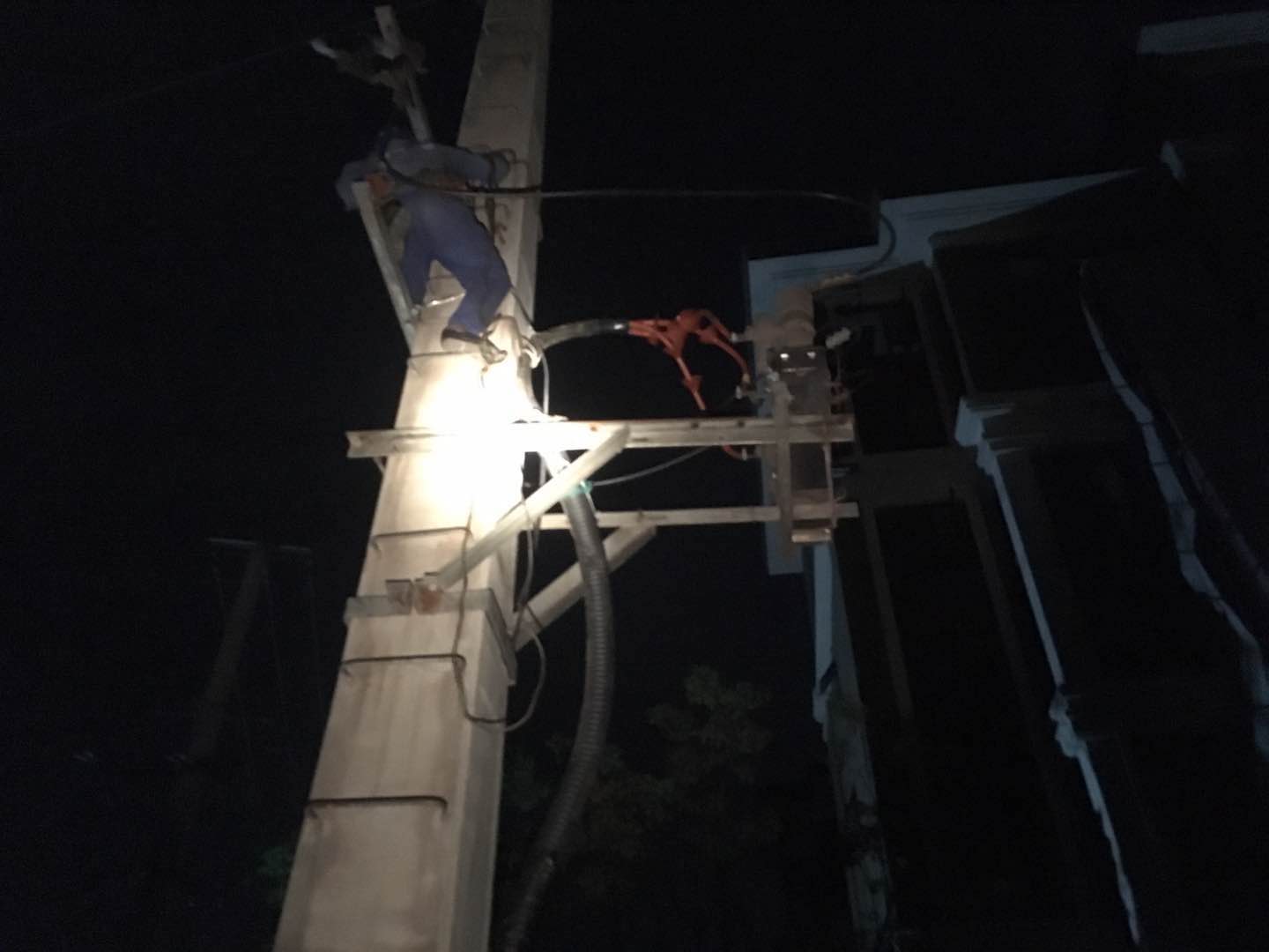 深夜搶修高壓線路 確保水廠安全生產