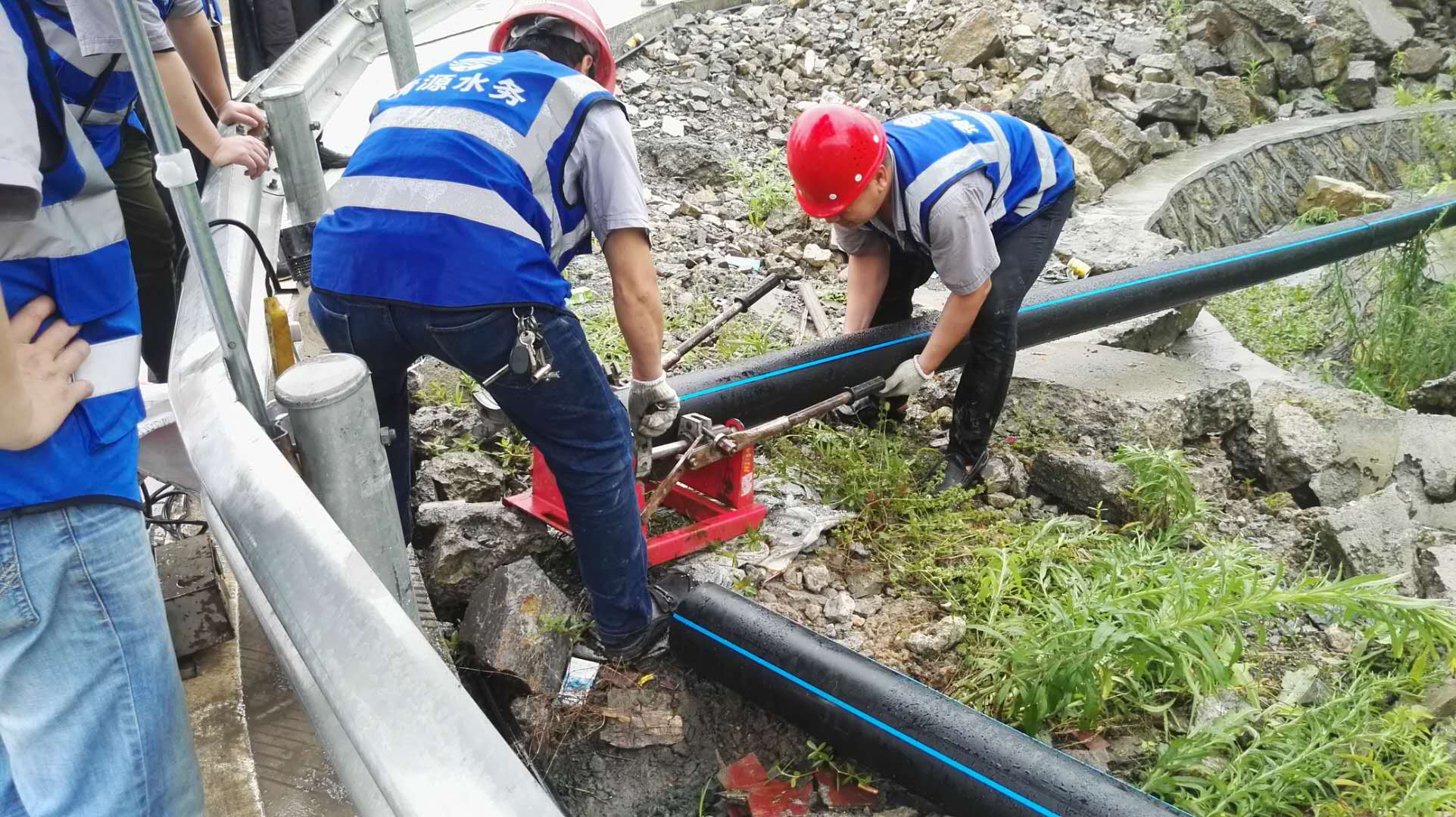 危急時刻不忘使命,確保抗震救災物資按時送達