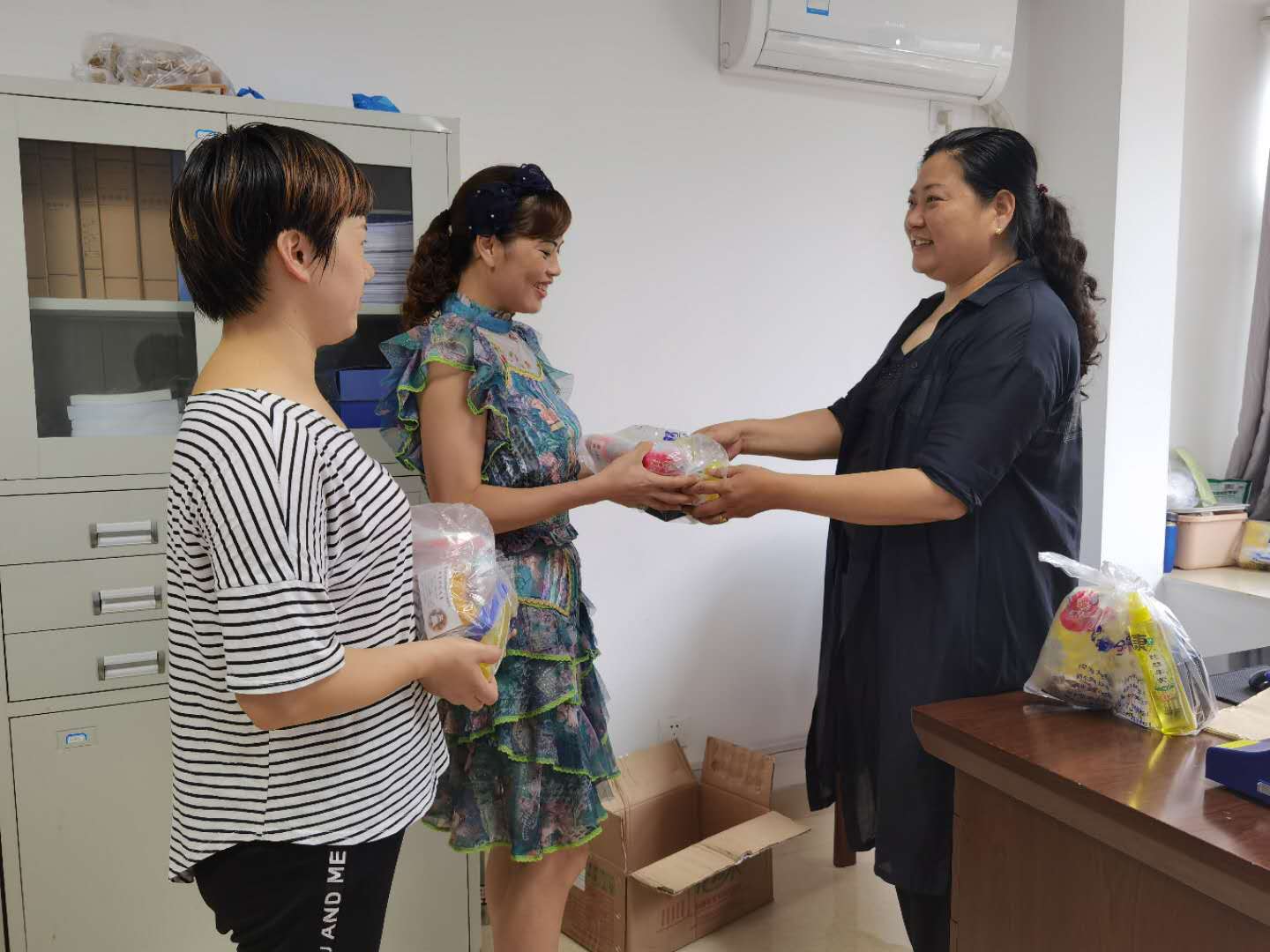 炎炎夏日送清涼 公司為全體員工發放防暑降溫物品