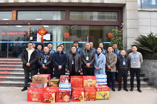 集團公司黨委書記、董事長周燕賓一行看望慰問臨港公司一線員工