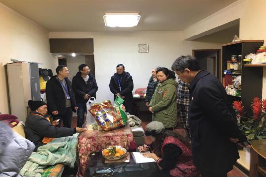 建恒支部主題黨日活動 ——為下渡口社區貧困黨員和殘疾群眾家庭送溫暖