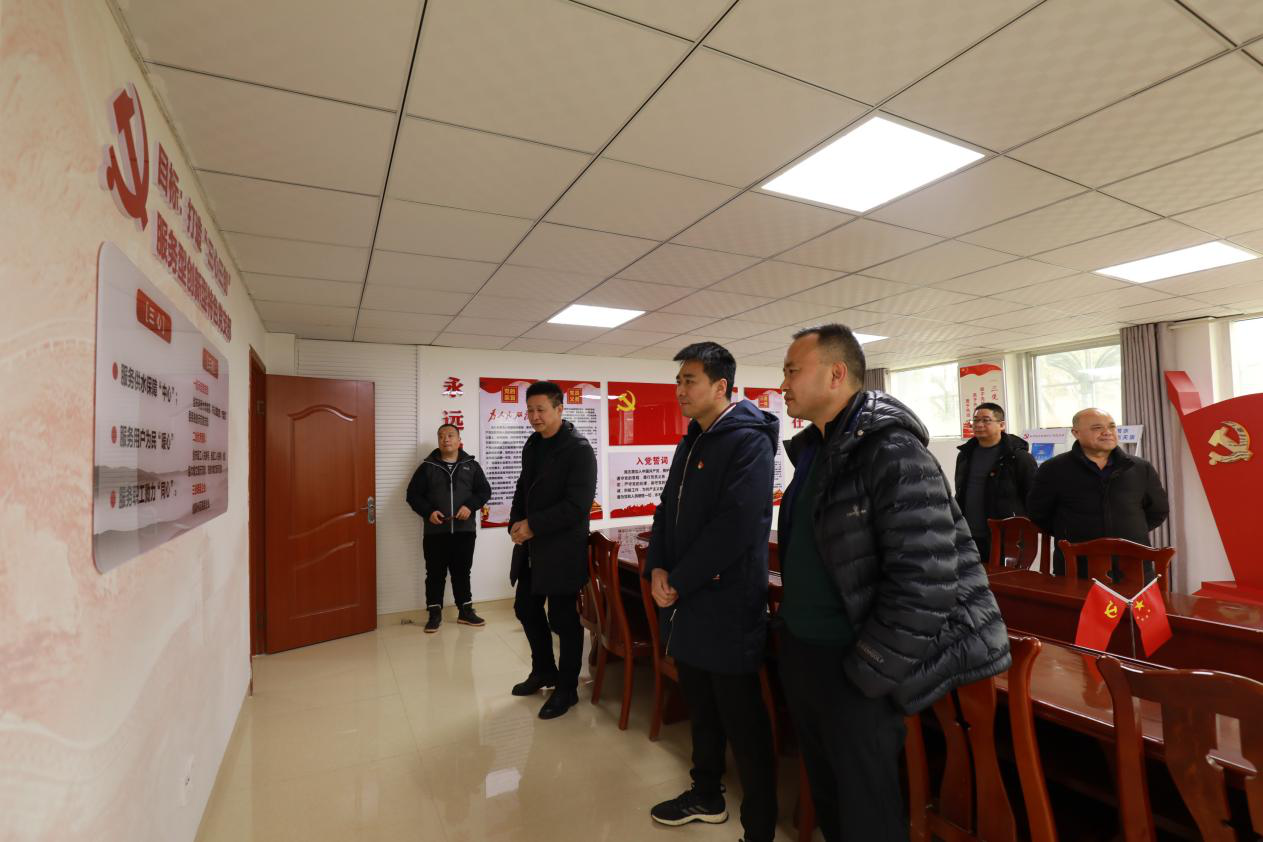 深夜查漏暖人心 兄弟企業送錦旗