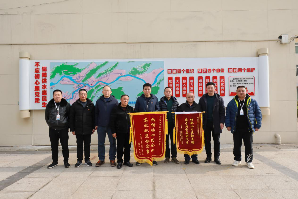 深夜查漏暖人心 兄弟企業送錦旗