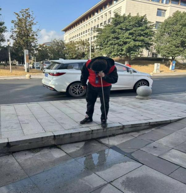 供水進校園 服務暖人心 —投資公司支部、臨港支部聯合開展“進校辦實事”主題黨日活動