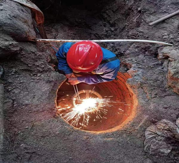 緊急搶修保生產(chǎn)，不怕辛苦水務(wù)人