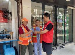 投資公司支部開展“夏日送清涼，慰問一線環(huán)衛(wèi)工人” 主題黨日活動