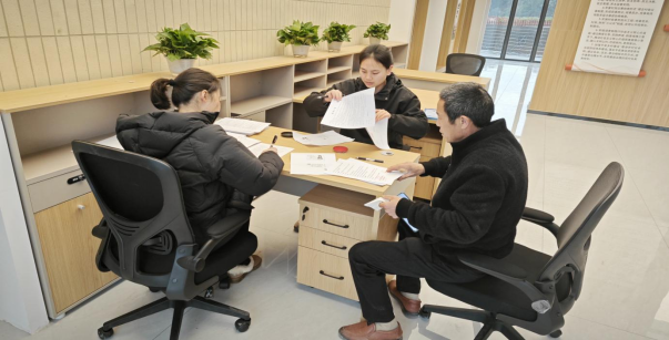 現(xiàn)場(chǎng)辦公零距離 便民服務(wù)暖民心